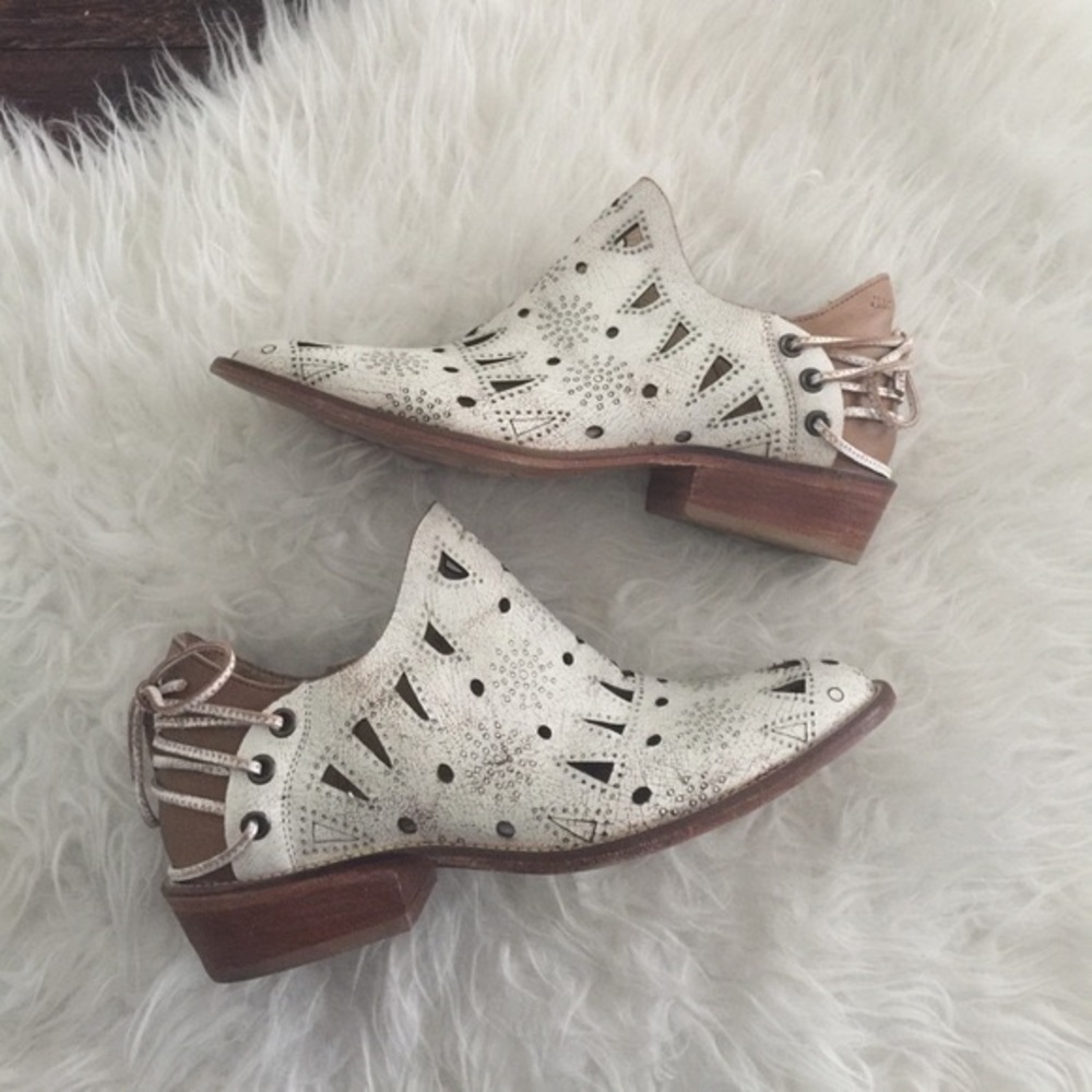 Musse & Cloud Ankle Bootie in White